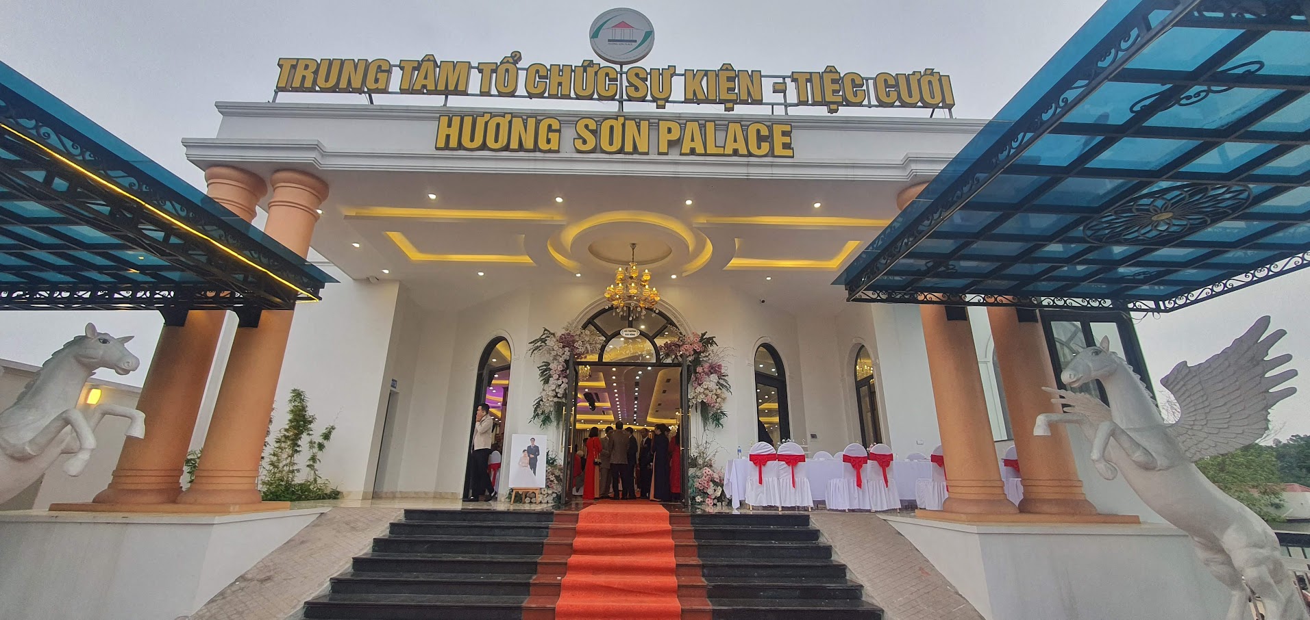 Tổ chức sự kiện